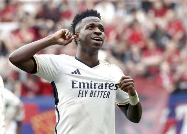 فينيسيوس جونيور يشارك فرحة فلامينغو بفوزه بكأس ليبرتادوريس