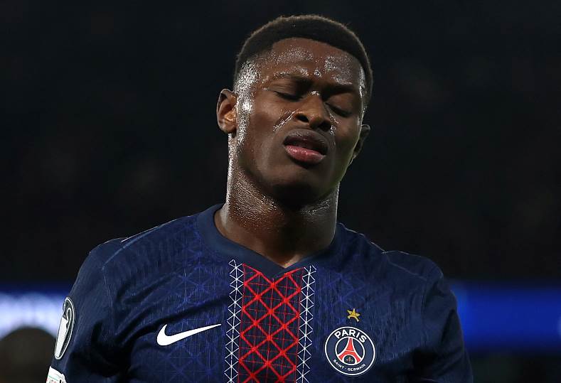 باريس سان جيرمان يعلن إصابة نونو مينديز وغياب ريناتو مارين عن مباراة موناكو