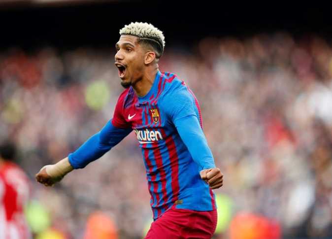 رونالد أراوخو يغيب عن مباراة برشلونة ضد أتلتيكو مدريد بسبب التعافي البدني والنفسي