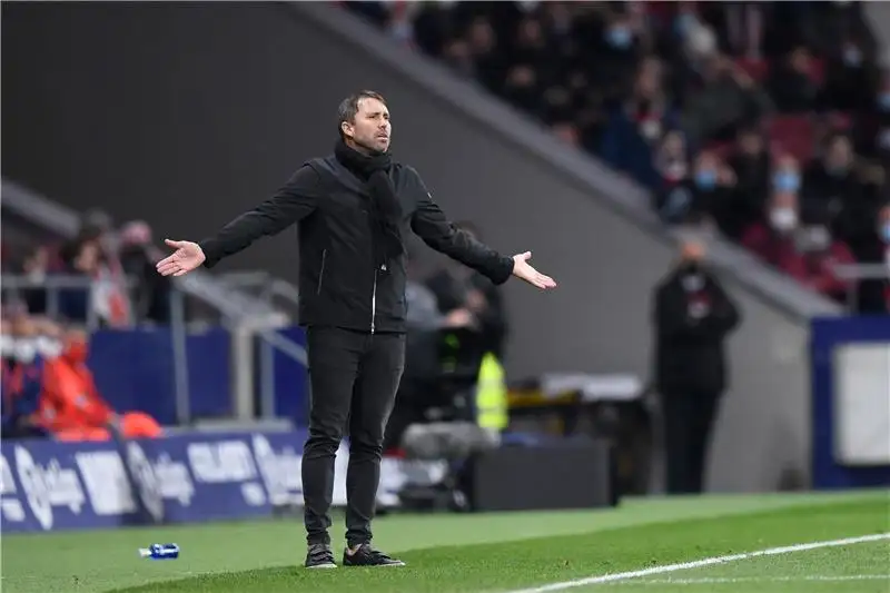 مدرب ألافيس يشيد بتأثير بيدري بعد فوز برشلونة بثلاثية