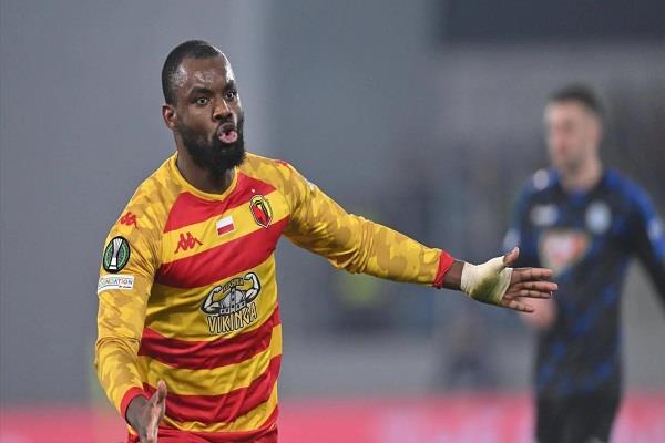 الأهلي يبدي اهتمامًا بضم الكونغولي بولولو لتدعيم الهجوم في الشتاء