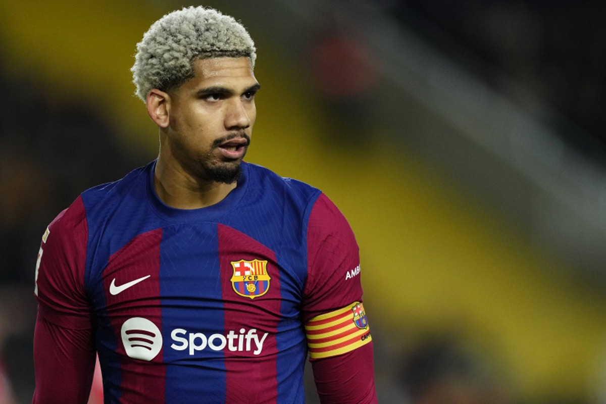 أراوخو يواجه انتقادات بعد خطأ ضد تشيلسي والمدرب يدعو لدعمه