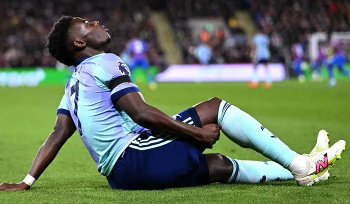 إصابة مبكرة لساكا في مواجهة أرسنال وبايرن ميونخ قبل عودته لاستكمال اللقاء