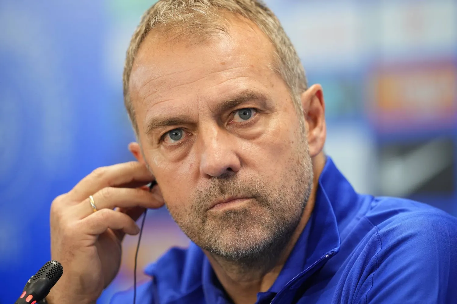 انتقادات تطال هانزي فليك بشأن الاعتماد على أراوخو ودي يونغ في دوري أبطال أوروبا