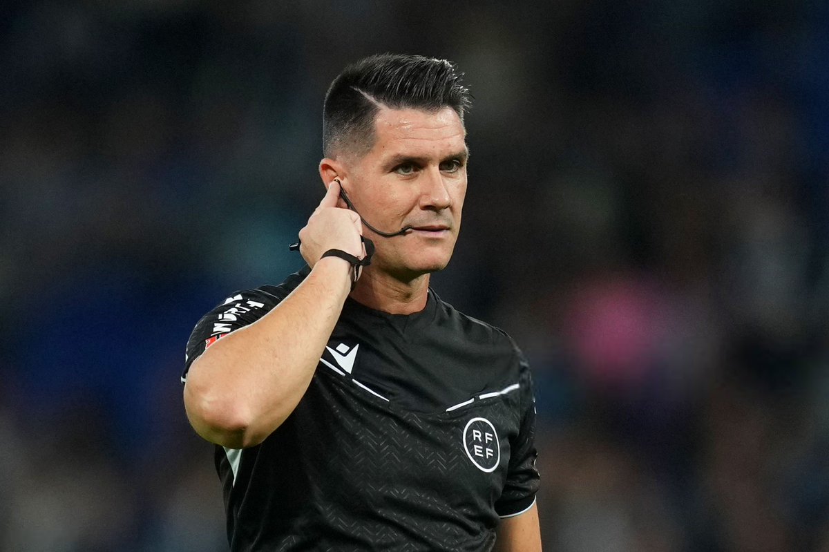 رابطة الدوري الإسباني تعين أورتيز أرياس حكمًا لمباراة برشلونة وألافيس