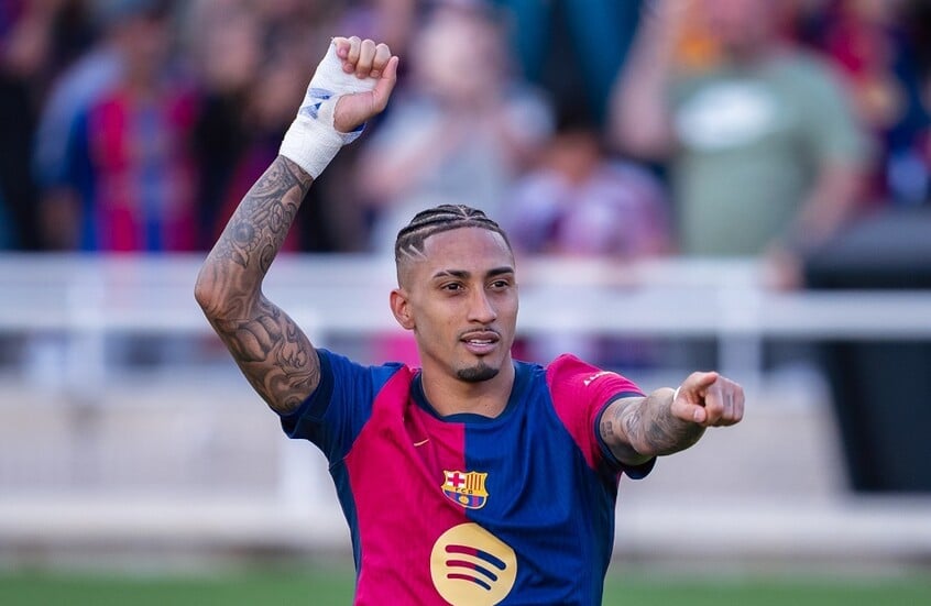 هانسي فليك يمتدح رافينيا قبل مواجهة ألافيس بالدوري الإسباني