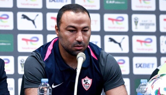 عبد الرؤوف يلقي محاضرة فنية على لاعبي الزمالك قبل مواجهة كايزر تشيفز في الكونفدرالية