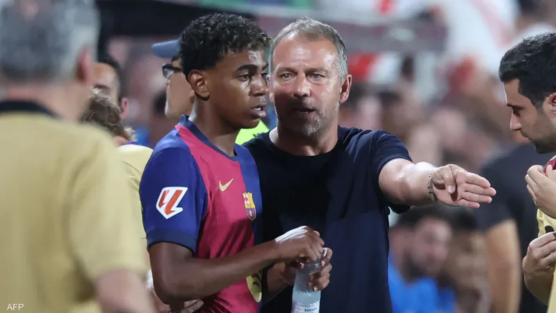 هانزي فليك يظهر رد فعل طريف على تصرف لامين يامال الشاب خلال تدريب برشلونة