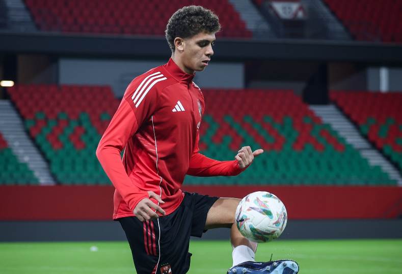 مدرب ولفرهامبتون يقارن بين حمزة عبد الكريم وريجان هيسكي ويؤكد أهمية التأسيس المبكر للاعبين