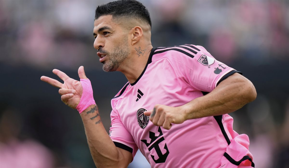 إنتر ميامي يجدد عقد لويس سواريز حتى نهاية 2026