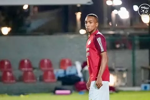 رئيس أولمبي الشلف ينفي مفاوضات الأهلي لضم أشرف عبادة