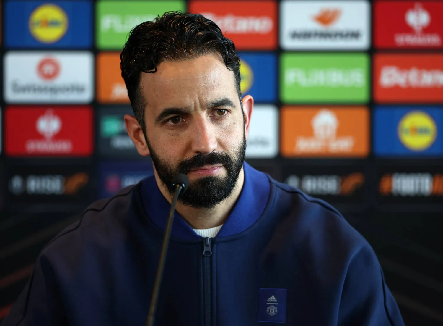 مدرب مانشستر يونايتد روبن أموريم يوضح موقف الفريق من سوق الانتقالات الشتوية