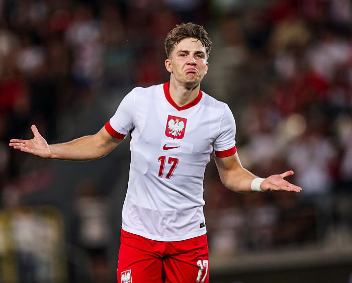 برشلونة يراقب الجناح البولندي أوسكار بيوتوشيفسكي البالغ 17 عامًا