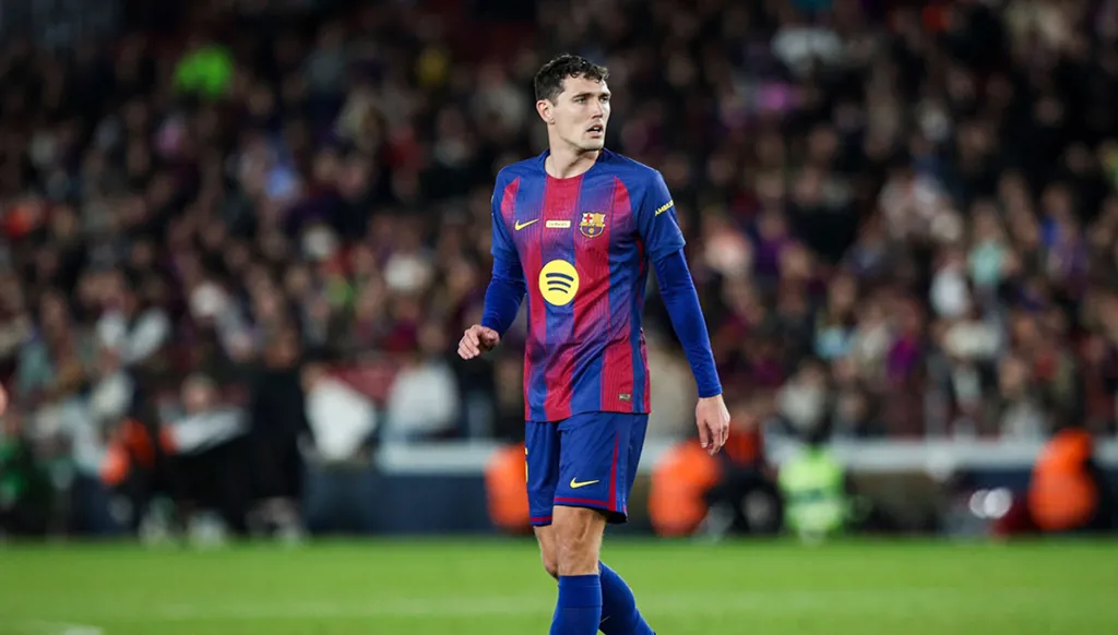 هانسي فليك يطالب برشلونة بالتعاقد مع مدافع جديد بعد إصابة كريستنسن