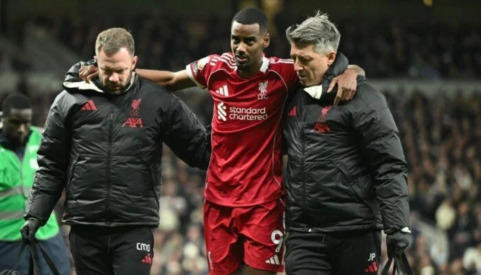 إصابة إيزاك تهدد موسم ليفربول بعد الفوز على توتنهام