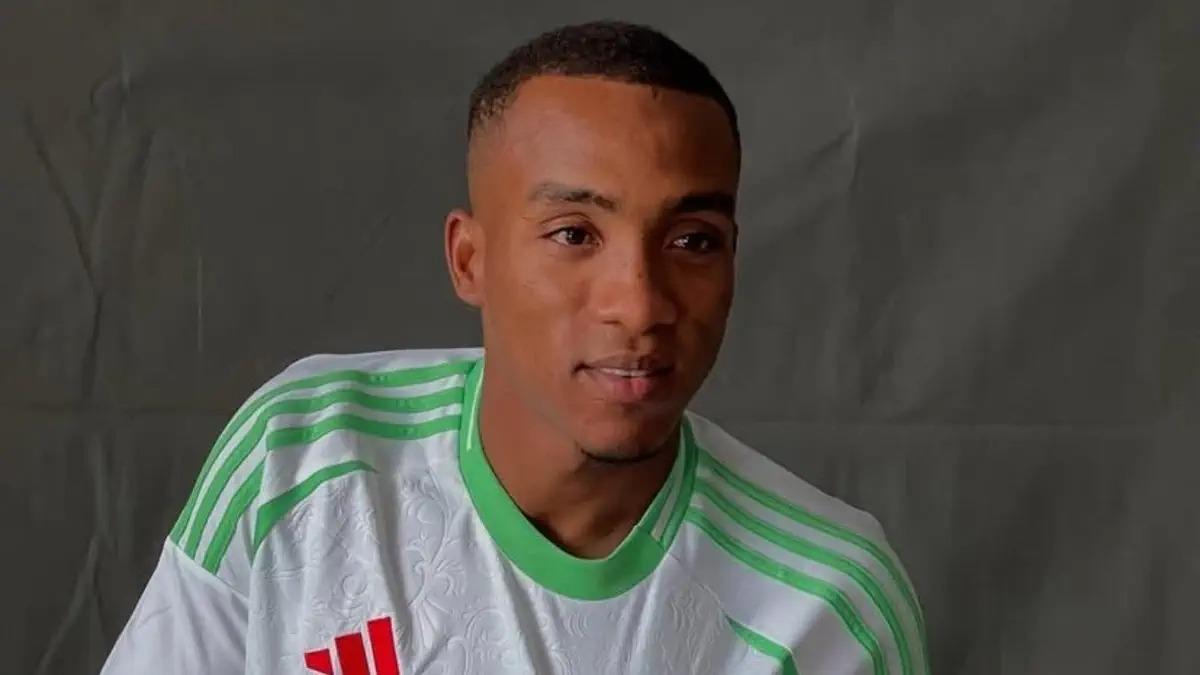 أشرف عبادة ينفي تلقي عروض من الأهلي ويؤكد التزامه بجمعية الشلف