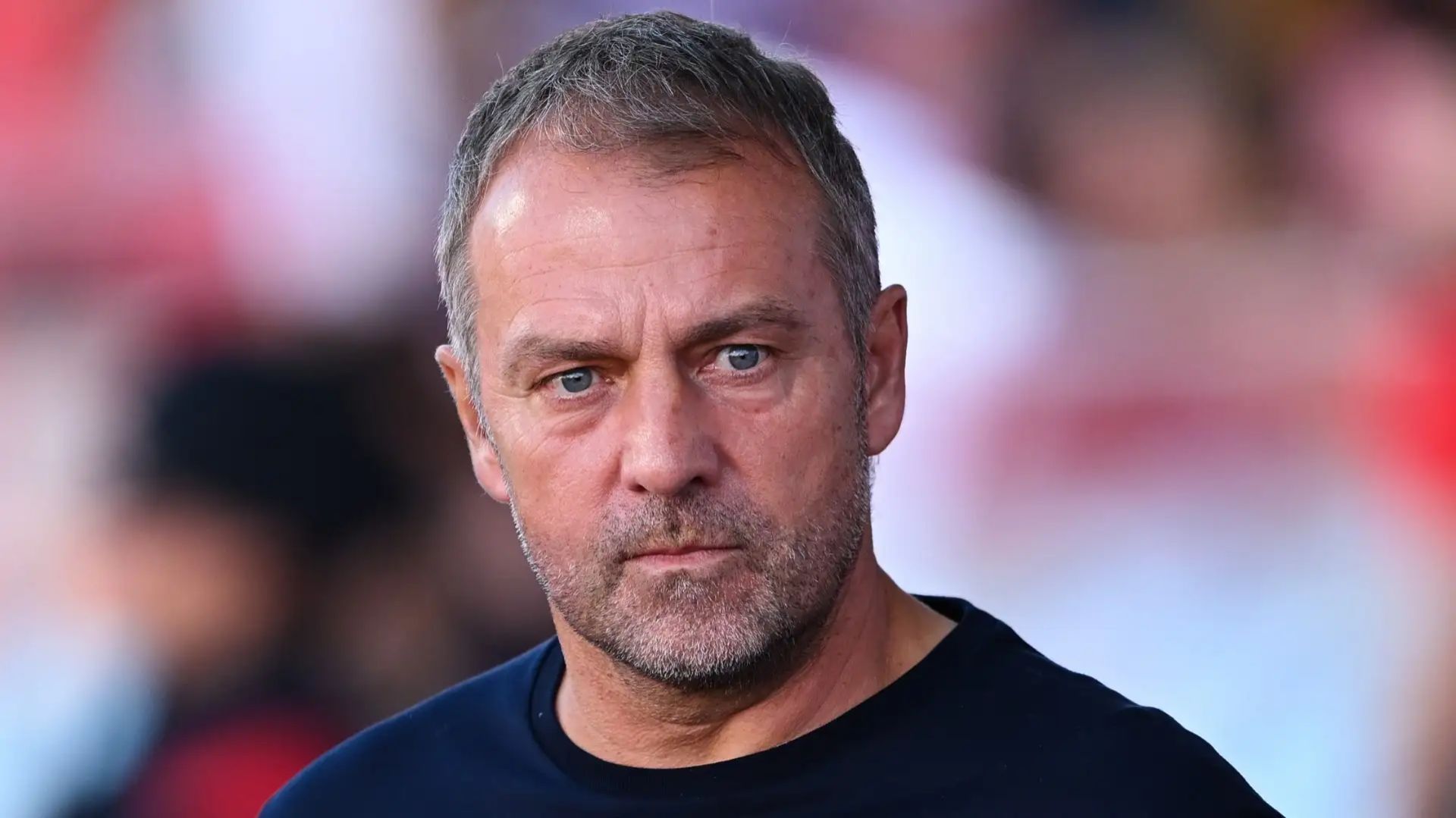 هانسي فليك يعتمد على تعدد المراكز في تشكيل برشلونة خلال الموسم