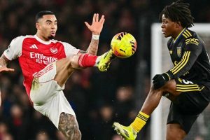 آراء متباينة في الصحافة الإنجليزية حول حظوظ آرسنال بعد خسارة يونايتد