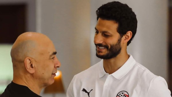 لحظات مرحة بين الشناوي وإبراهيم حسن في تدريبات منتخب مصر قبل مواجهة كوت ديفوار