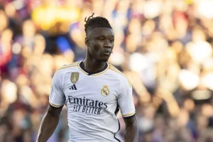 كامافينغا يحسم المنافسة أمام غولر في تشكيلة تشابي ألونسو