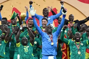 الرئيس السنغالي يكافئ أبطال إفريقيا بمبالغ ضخمة وأراضٍ بعد التتويج القاري