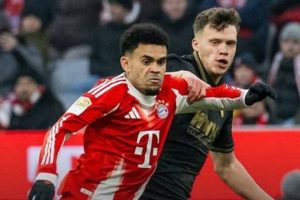 أوجسبورج يقلب الطاولة على بايرن ميونخ ويُلحق به أول هزيمة في البوندسليجا