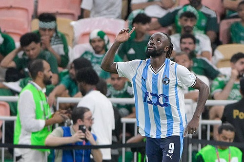 بيراميدز يفاوض فيستون ماييلي لتجديد العقد وسط خلاف على المطالب المالية