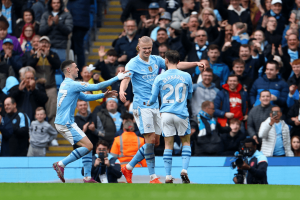 مانشستر سيتي يتجاوز وولفرهامبتون بثنائية ويقلص الفارق مع أرسنال