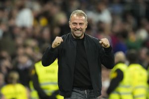 فليك ينتقد بداية برشلونة ويشيد بالانضباط بعد ثلاثية مايوركا