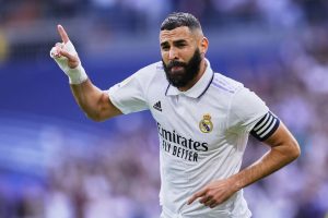 إنزاجي يرفض التعليق على أنباء انتقال بنزيما إلى الهلال