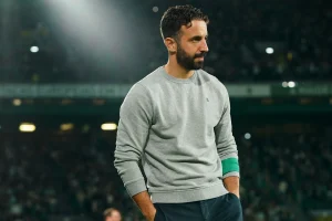 جاري نيفيل ينتقد فترة أموريم ويصف استبعاد ماينو بالقرار الأسوأ في مانشستر يونايتد