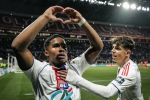 إندريك يتألق مع ليون ويرد على مقارنته ببنزيما بعد هدف لافال