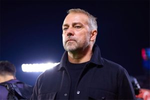 الحكم يوقف اللعب لتحذير فليك بعد احتجاجه في مباراة برشلونة وريال مايوركا