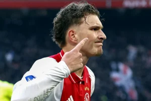 برشلونة ينافس عمالقة إيطاليا على موهبة أياكس البلجيكية