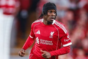 سلوت يعلن غياب فريمبونج واحتمالية مشاركة جوميز قبل قمة ليفربول والسيتي